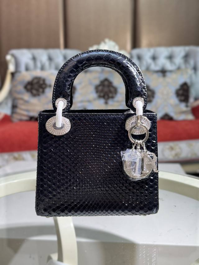 Mini 17Cm 进口蟒蛇皮 内配鹿皮 两条肩带 三格戴妃手提&单肩包 Mini 17Cm 进口蟒蛇皮 内配鹿皮 两条肩带 三格戴妃手提&单肩包