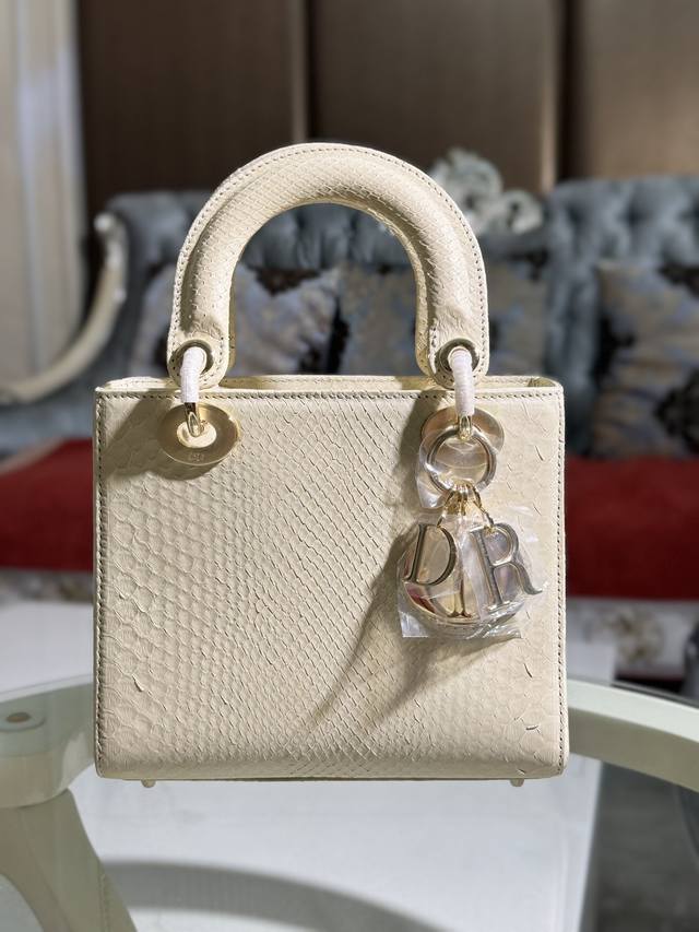 20Cm四格进口蟒蛇皮 字母元素 每个包都是独一无二的～ D.I.O.R.”吊饰，为精美的轮廓增添一分灵动。 四格尺寸居中 出门的刚需一应俱全收纳配合舒适的宽肩