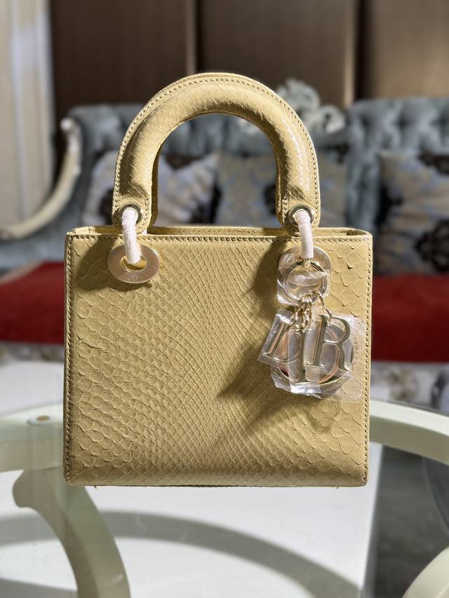 20Cm四格进口蟒蛇皮 字母元素 每个包都是独一无二的～ D.I.O.R.”吊饰，为精美的轮廓增添一分灵动。 四格尺寸居中 出门的刚需一应俱全收纳配合舒适的宽肩