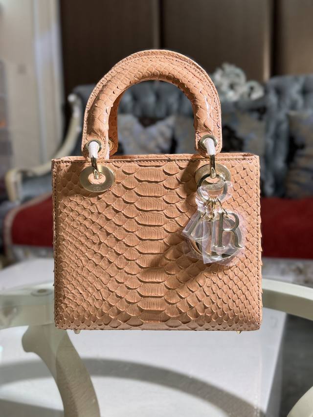 20Cm四格进口蟒蛇皮 字母元素 每个包都是独一无二的～ D.I.O.R.”吊饰，为精美的轮廓增添一分灵动。 四格尺寸居中 出门的刚需一应俱全收纳配合舒适的宽肩