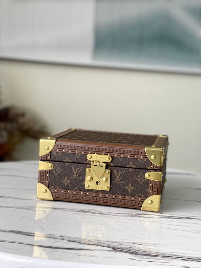 M20040 杏色,粉色 ,大红色,橙色,墨绿色,黑色,浅蓝色,蓝色 配有小衬垫,确保珠宝存放妥善舒适。尺寸优雅、设计实用、安全牢靠,是外出旅行的好伴侣。- 4 M20040 杏色,粉色 ,大红色,橙色,墨绿色,黑色,浅蓝色,蓝色 配有小衬垫,确保珠宝存放妥善舒适。尺寸优雅、设计实用、安全牢靠,是外出旅行的好伴侣。- 4