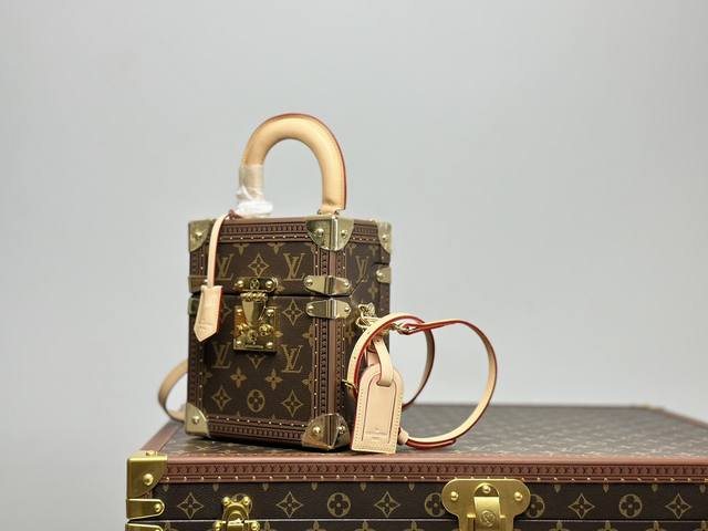 变码芯片 M10079 顶级原单 小巧而容量大,The Camera Box 相机盒 无论在白天还是夜晚都适用于各种造型。作为一款硬箱,可以容纳下所有的随身必需 变码芯片 M10079 顶级原单 小巧而容量大,The Camera Box 相机盒 无论在白天还是夜晚都适用于各种造型。作为一款硬箱,可以容纳下所有的随身必需