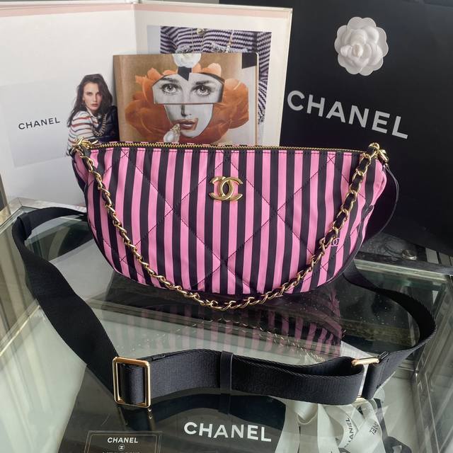 沙滩系列 来了! 这一季沙滩系列 真是充满夏日多巴胺 粉红色条纹的设计 颜色鲜明 材料轻薄 光看着 就有大海的感觉 太适合夏日背了。尺寸:31 18 9 保龄球 沙滩系列 来了! 这一季沙滩系列 真是充满夏日多巴胺 粉红色条纹的设计 颜色鲜明 材料轻薄 光看着 就有大海的感觉 太适合夏日背了。尺寸:31 18 9 保龄球