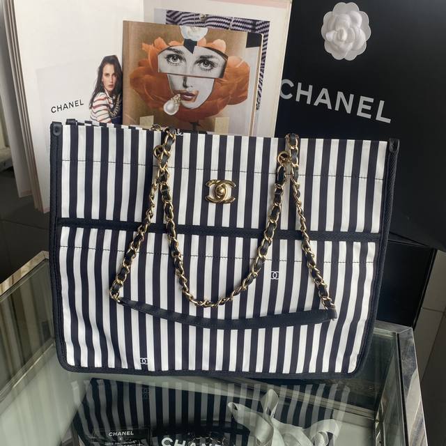 沙滩系列 来了！ 这一季沙滩系列 真是充满夏日多巴胺 粉红色条纹的设计 颜色鲜明 材料轻薄 光看着 就有大海的感觉 太适合夏日背了。尺寸：36 29 18 保龄