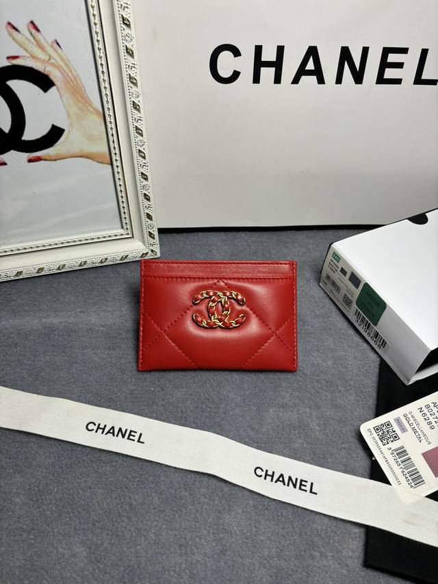 Chanel 19K非常重磅的标志性第一系列 超大菱格纹，穿链cc扣～ 原版羊皮、卡包型号ap0960，尺寸11.3*7.7*0.7