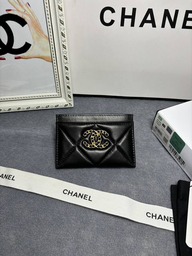 Chanel 19K非常重磅的标志性第一系列 超大菱格纹，穿链cc扣～ 原版羊皮、卡包型号ap0960，尺寸11.3*7.7*0.7