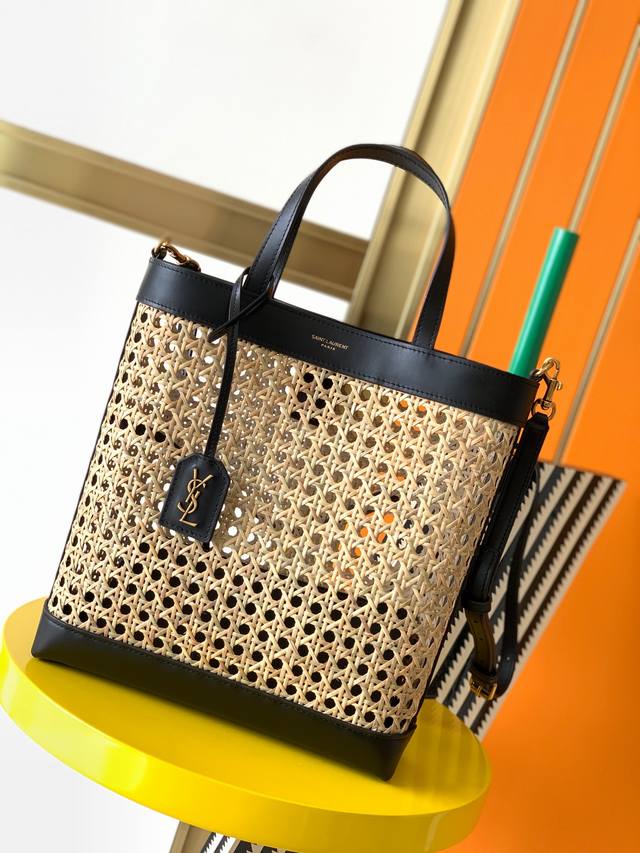 原厂皮 新款～ 竖款编织和皮革购物包 纯手工竹编，一比一还原zp质量，搭配进口牛皮，独显匠心。其镂空设计，更是引领潮流前端。可拆卸肩带，不管是肩背还是手提，都可