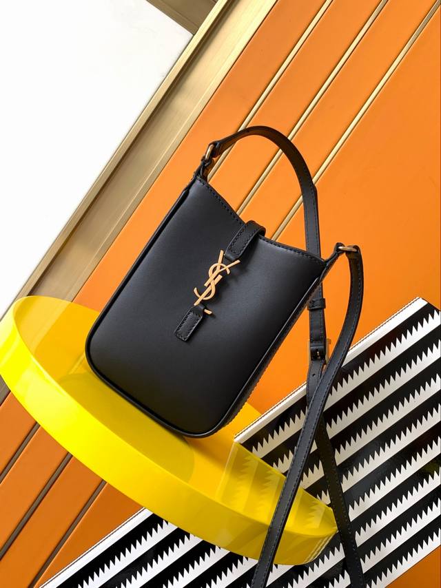 原厂皮 Le 5A7系列新成员_手机包 墙裂推荐这款迷你手机包 对于览包无数的时髦精 安利这种设计精致小巧 轻松凹造型极简外形+金属logo扣开合设计！ 实用又