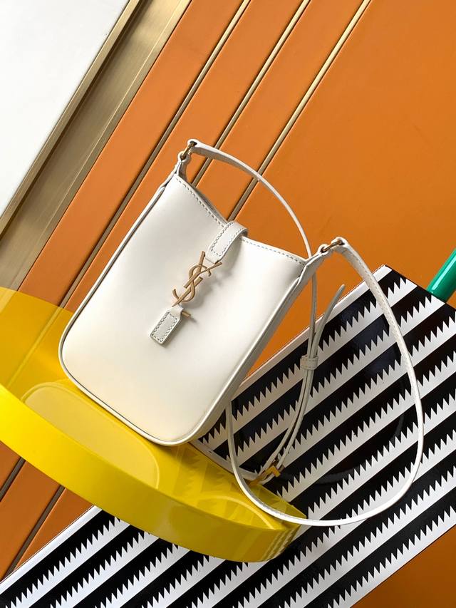 原厂皮 Le 5A7系列新成员_手机包 墙裂推荐这款迷你手机包 对于览包无数的时髦精 安利这种设计精致小巧 轻松凹造型极简外形+金属logo扣开合设计！ 实用又