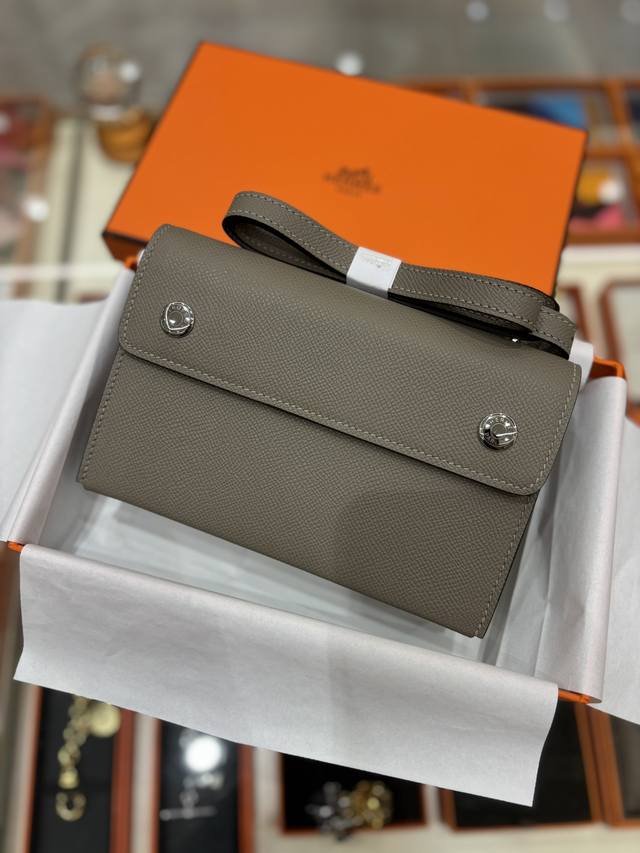 Snap Wallet钱包 配肩带 可斜挎单肩 Epsom小牛皮 尺寸:长18.5X宽11.5 X 厚4.5厘米 Snap Wallet钱包 配肩带 可斜挎单肩 Epsom小牛皮 尺寸:长18.5X宽11.5 X 厚4.5厘米