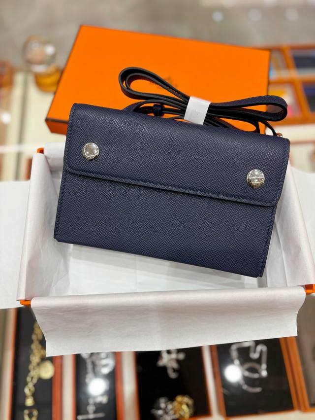 Snap Wallet钱包 配肩带 可斜挎单肩 柠檬黄 Epsom小牛皮 尺寸:长18.5X宽11.5 X 厚4.5厘米 Snap Wallet钱包 配肩带 可斜挎单肩 柠檬黄 Epsom小牛皮 尺寸:长18.5X宽11.5 X 厚4.5厘米