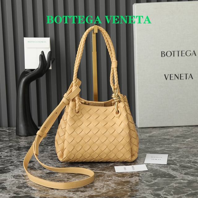 Bv北京之夜“舒淇同款”柜柜都卖爆了~ 灵感来自parachute托特手袋,融入标志性缪斯黄铜8字扣绳结,整个包包由一整块intreccito编织皮革制成,再通 Bv北京之夜“舒淇同款”柜柜都卖爆了~ 灵感来自parachute托特手袋,融入标志性缪斯黄铜8字扣绳结,整个包包由一整块intreccito编织皮革制成,再通