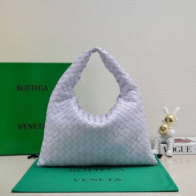 Bv 新款小号hop包,包身和提手由一整张皮革编织制成 包身柔软慵懒 Hop象征着对创新和永恒工艺的赞美 金字塔廓形 兼具了实用性和时髦感 摩登随性,包口双面闭 Bv 新款小号hop包,包身和提手由一整张皮革编织制成 包身柔软慵懒 Hop象征着对创新和永恒工艺的赞美 金字塔廓形 兼具了实用性和时髦感 摩登随性,包口双面闭