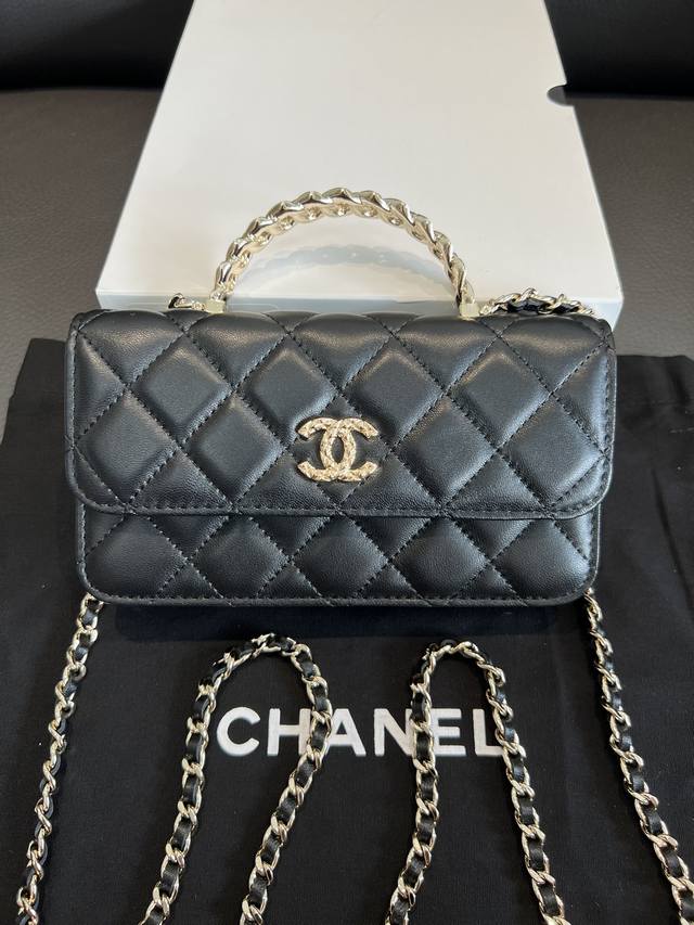 Chanel 24A 手工坊 手提款手机包 这只太重工啦~水 手提浮雕工艺logo 太优雅了 很温柔瞬间被迷倒 细节处理上很完美 尺寸:17Cm 型号:9608 Chanel 24A 手工坊 手提款手机包 这只太重工啦~水 手提浮雕工艺logo 太优雅了 很温柔瞬间被迷倒 细节处理上很完美 尺寸:17Cm 型号:9608