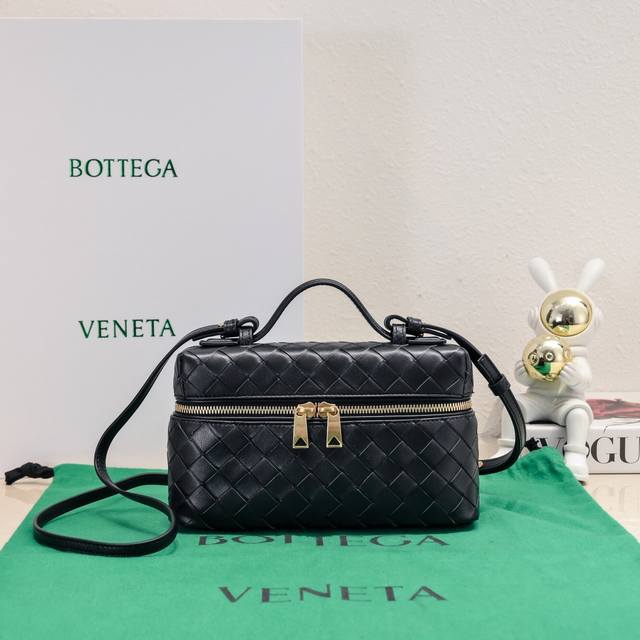 Bottega Veneta 24春夏編織拉鍊斜挎包 一款可以做化妝包的斜挎包包,精緻的編織,小巧的包身,是即將到來的夏天必不可少的穿搭點綴,雙拉鍊也更好的保護 Bottega Veneta 24春夏編織拉鍊斜挎包 一款可以做化妝包的斜挎包包,精緻的編織,小巧的包身,是即將到來的夏天必不可少的穿搭點綴,雙拉鍊也更好的保護