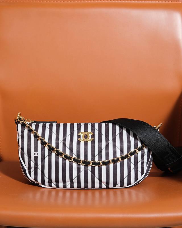 保龄球 尺寸:16X30X10 Cm 24A沙滩系列 来了! 这一季沙滩系列 真是充满夏日多巴胺 粉红色条纹的设计 颜色鲜明 材料轻薄 光看着 就有大海的感觉 保龄球 尺寸:16X30X10 Cm 24A沙滩系列 来了! 这一季沙滩系列 真是充满夏日多巴胺 粉红色条纹的设计 颜色鲜明 材料轻薄 光看着 就有大海的感觉