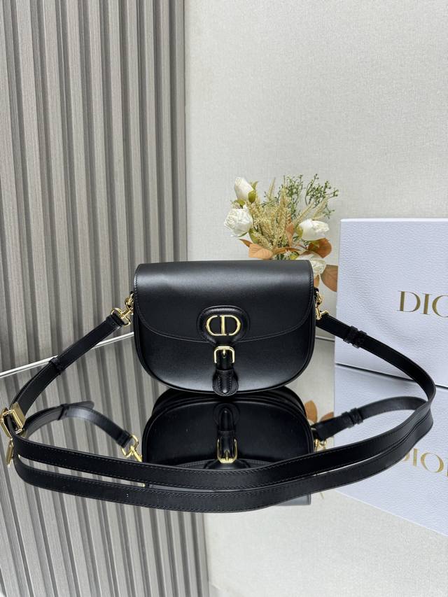 顶级原单 Boobby中号黑色 这款 Dior Bobby 手袋为单肩包款式，彰显高雅的轮廓与协调的比例。中号款式，采用黑色光面牛皮革精心制作，饰以闪光复古金色