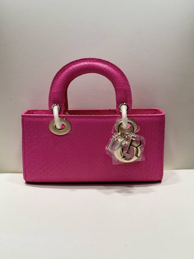 Lady Dior 22Cm进口蟒蛇皮，搭配金色五金 搭配一条可拆卸的链条肩带和一条可调节、可手提或斜挎，是日常造型的理想之选。 尺寸22Cmx13Cmx4Cm