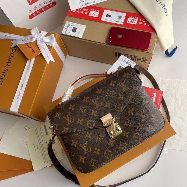 款号 M40780 邮差包，Size:25 X 19 X 9 Cm， Métis手包小巧的造型散发出优雅的气息。采用柔软的monogram Empreinte皮