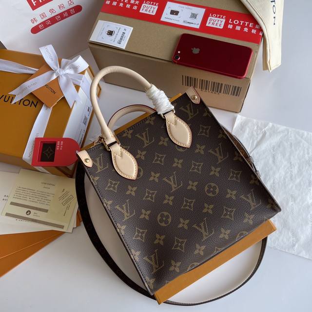 款号 M46265 Sac Plat Mini手袋此款造型经典的sac Plat手袋在光滑的monogram帆布衬托下,极尽低调的的优雅。 尺寸:20×21×1 款号 M46265 Sac Plat Mini手袋此款造型经典的sac Plat手袋在光滑的monogram帆布衬托下,极尽低调的的优雅。 尺寸:20×21×1