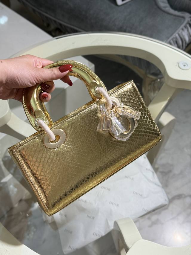 Lady Dior 进口蟒蛇皮，搭配金色五金 搭配一条可拆卸的链条肩带和一条可调节、可手提或斜挎，是日常造型的理想之选。 尺寸22Cmx13Cmx4Cm