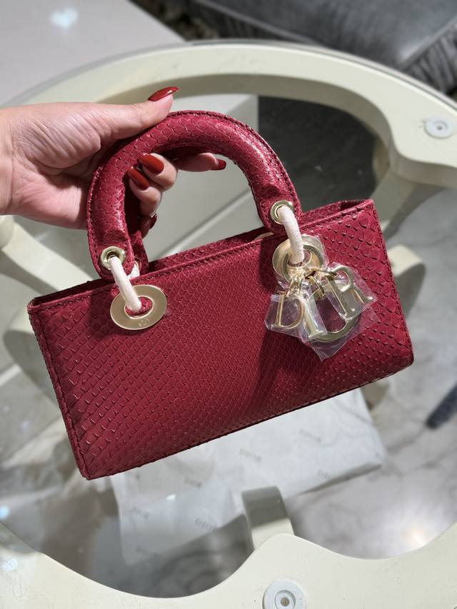 Lady Dior 进口蟒蛇皮,搭配金色五金 搭配一条可拆卸的链条肩带和一条可调节、可手提或斜挎,是日常造型的理想之选。 尺寸22Cmx13Cmx4Cm Lady Dior 进口蟒蛇皮,搭配金色五金 搭配一条可拆卸的链条肩带和一条可调节、可手提或斜挎,是日常造型的理想之选。 尺寸22Cmx13Cmx4Cm