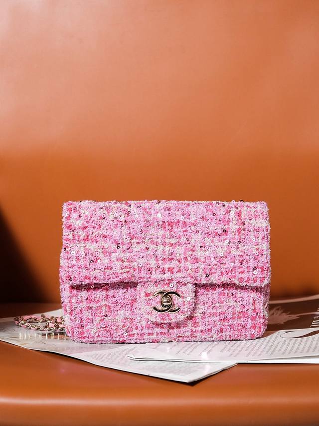 亮片cf尺寸：20 Cm 24S新款亮片来了 对比其它款亮片 这一款是毛尼加上亮片 制作难度极大 淡雅的蓝色~活泼的粉色~她们如同梦境中的一抹 亮色~散发着让人