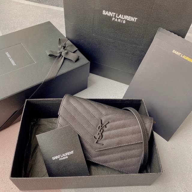 Zp原厂皮 不配包装 Woc小号信封包原厂皮版本来袭，说到信封包，Y家的这一只一定必须要拥有名字！整包采用原厂鱼子酱牛皮制作，版型立体，手感舒适！可拆卸的肩带设