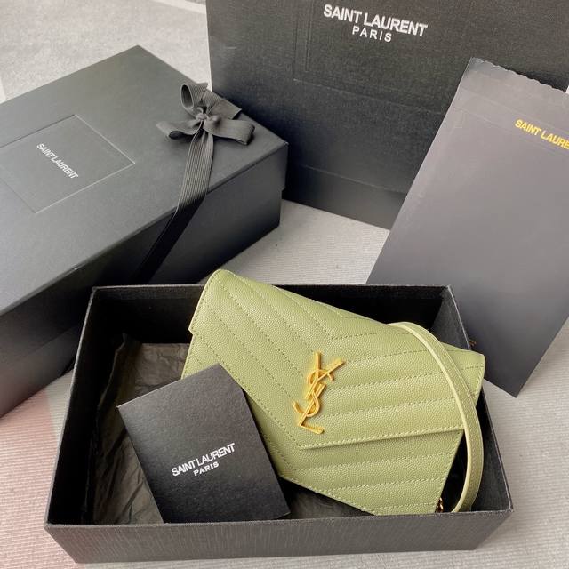 Zp原厂皮 不配包装 Woc小号信封包原厂皮版本来袭，说到信封包，Y家的这一只一定必须要拥有名字！整包采用原厂鱼子酱牛皮制作，版型立体，手感舒适！可拆卸的肩带设