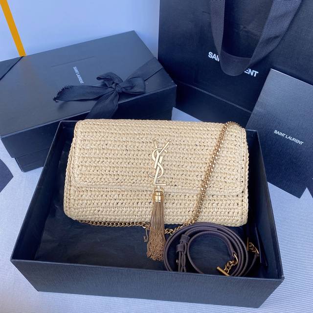 编织款 说起这两年最火的包包，一定有腋下包的名字！一根细肩带背起来，包包正好夹在腋下位置，解放了双手，手臂也显得更加纤长、更加自由。小小一只包挎在身上，与一身搭