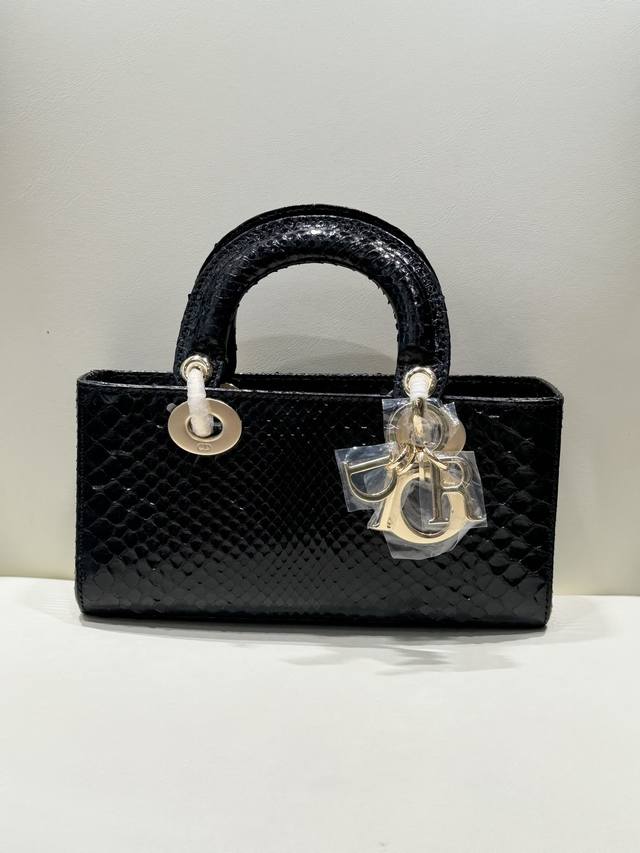 Lady Dior 22Cm进口蟒蛇皮，搭配金色五金 搭配一条可拆卸的链条肩带和一条可调节、可手提或斜挎，是日常造型的理想之选。 尺寸22Cmx13Cmx4Cm