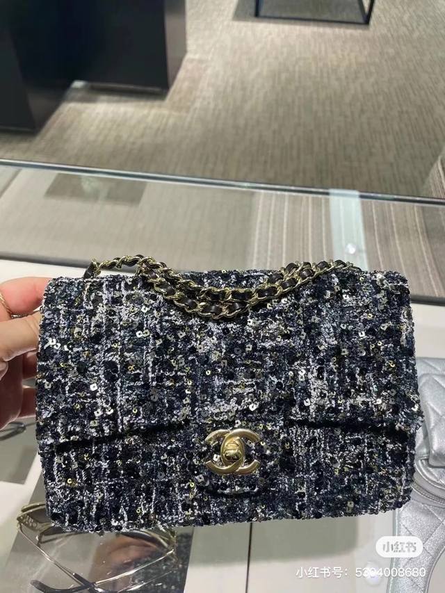 亮片cf尺寸：20 Cm 三个颜色 淡雅的蓝色~活泼的粉色~她们如同梦境中的一抹 亮色~散发着让人愉悦的色彩魅力 无论是柔软的质地 还是精致的链条都超级好看哒~