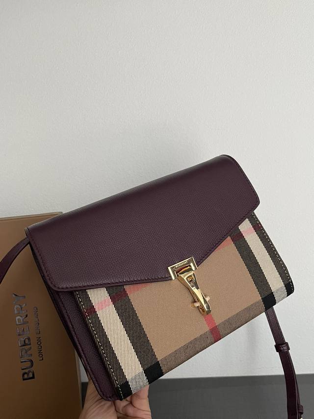 B家最经典一款斜挎包了，臻选粒面皮革拼接 House 格纹裁片制成，版型精巧立挺。背包设计有开放式内部隔层与外侧拉链口袋，便于轻松收纳随身物品尺寸24 X 4