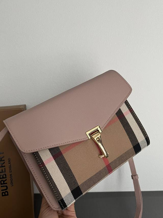 B家最经典一款斜挎包了，臻选粒面皮革拼接 House 格纹裁片制成，版型精巧立挺。背包设计有开放式内部隔层与外侧拉链口袋，便于轻松收纳随身物品尺寸24 X 4