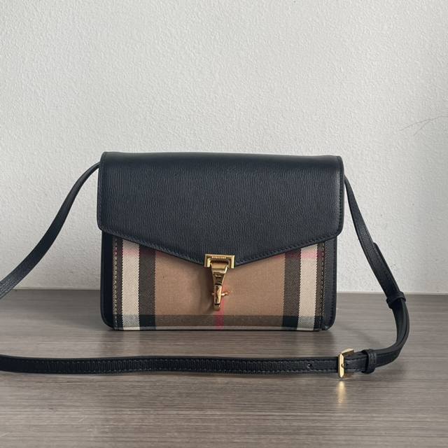 B家最经典一款斜挎包了，臻选粒面皮革拼接 House 格纹裁片制成，版型精巧立挺。背包设计有开放式内部隔层与外侧拉链口袋，便于轻松收纳随身物品尺寸24 X 4