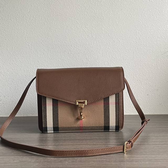 B家最经典一款斜挎包了，臻选粒面皮革拼接 House 格纹裁片制成，版型精巧立挺。背包设计有开放式内部隔层与外侧拉链口袋，便于轻松收纳随身物品尺寸24 X 4