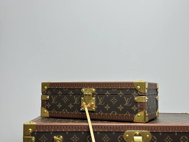 M20016 4700 B 8 Montres 表盒 这款8只装腕表盒以经典的damier Garphite帆布制成。它可便利地从保险箱存放至手提箱中，并配有一