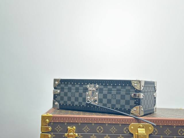 M20016 黑格色 4700 B 8 Montres 表盒 这款8只装腕表盒以经典的damier Garphite帆布制成。它可便利地从保险箱存放至手提箱中，