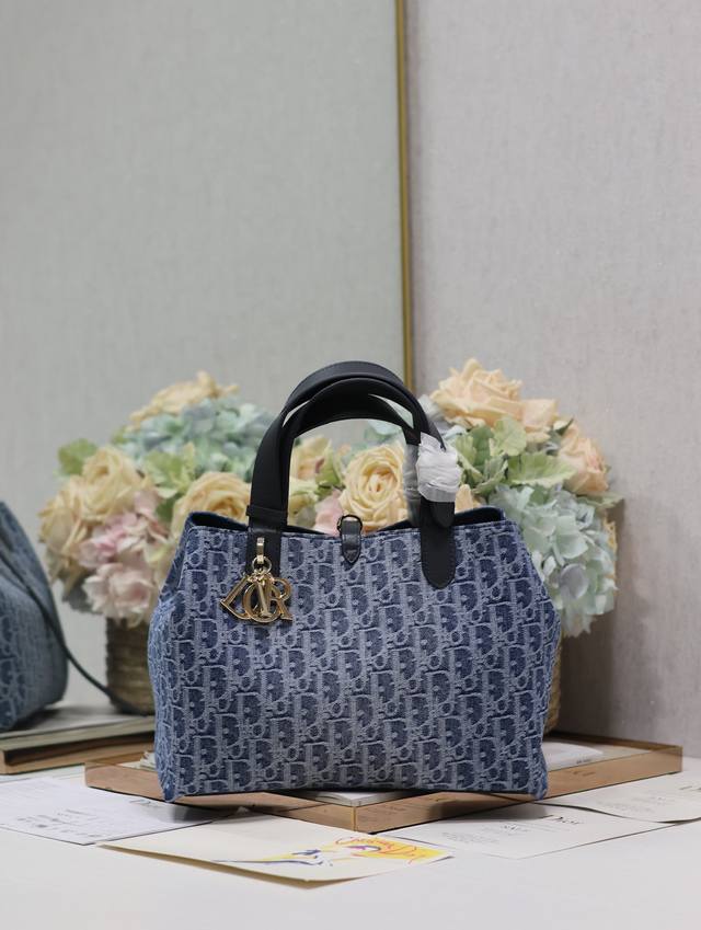 正品级,高版本 中号dior Toujours 牛仔蓝布 手袋 这款 Dior Toujours 手袋休闲实用,别具一格。采用蓝色 Denim Dior Obl 正品级,高版本 中号dior Toujours 牛仔蓝布 手袋 这款 Dior Toujours 手袋休闲实用,别具一格。采用蓝色 Denim Dior Obl