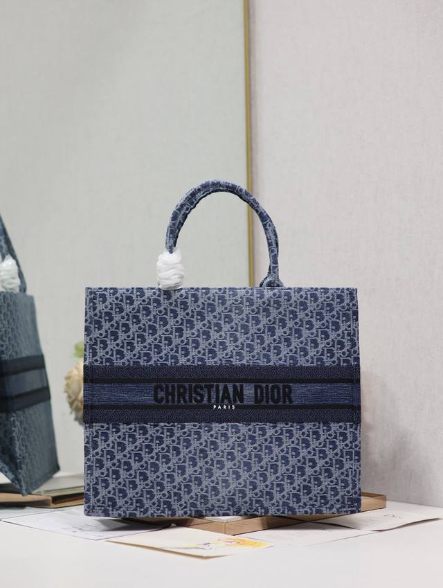 正品级,高版本 牛仔蓝d大号 Dior Book Tote 购物袋 这款book Tote手袋灵感来自女装创意总监玛丽亚 嘉茜娅 蔻丽 Maria Grazia 正品级,高版本 牛仔蓝d大号 Dior Book Tote 购物袋 这款book Tote手袋灵感来自女装创意总监玛丽亚 嘉茜娅 蔻丽 Maria Grazia