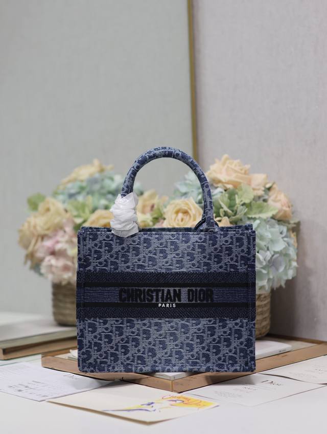 正品级，高版本 牛仔蓝d 新尺寸 Dio.R Mini Book Tote 复古又时髦的凹造型单品精湛的刺绣工艺完美呈现 随手一搭就能给搭配带来亮点～ 这款mi