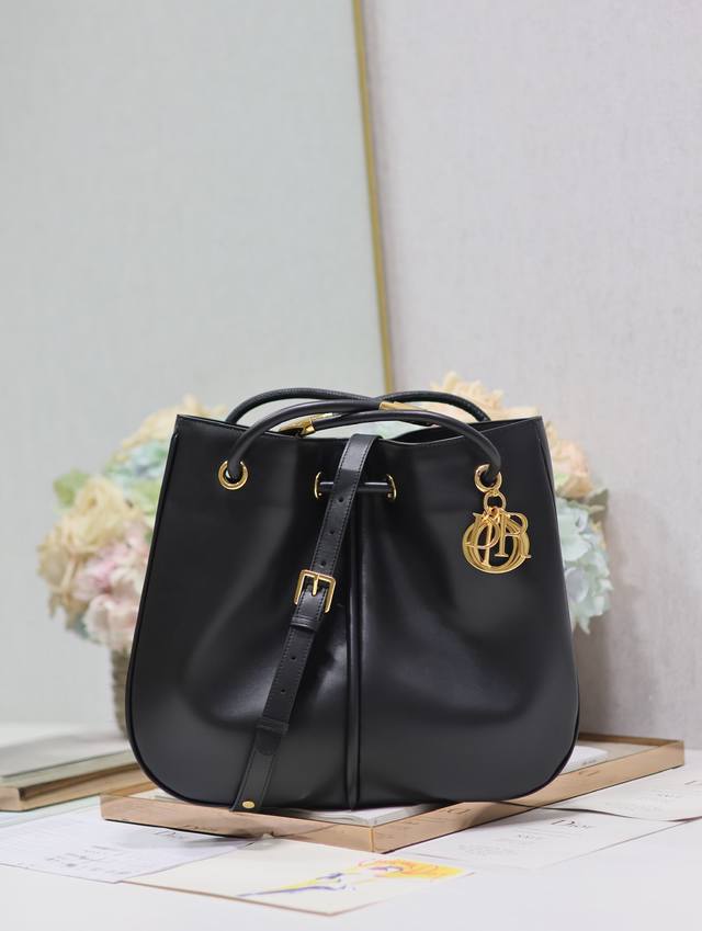 正品级，高版本 大号 Dior Nolita 手袋 黑色平纹 这款 Dior Nolita 手袋是二零二四秋季成衣系列新品，以时尚高雅的廓形重新诠释 Dior