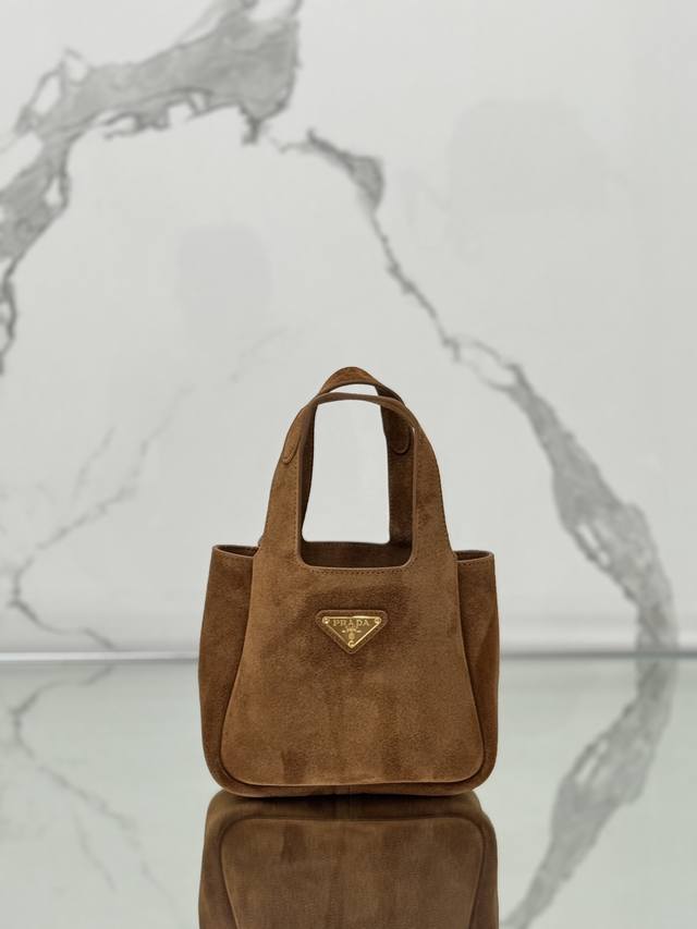 正品级 菜篮子水桶包 秋冬季麂皮手袋，里外全皮配有双提手饰以金属徽标，整体包身非常柔软轻巧，格调优雅出类拔萃，两个侧面口袋既满足精致收纳需求，又平添高雅韵味，可