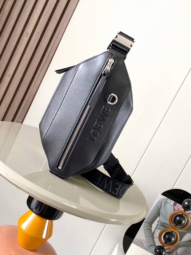 原厂皮 经典牛皮革变形 Sling 手袋 紧凑型 Sling 手袋配有可调节 Loewe 织带和品牌标志金属搭扣可打开以改变手袋容量并实现多种携带方式。外部拉链