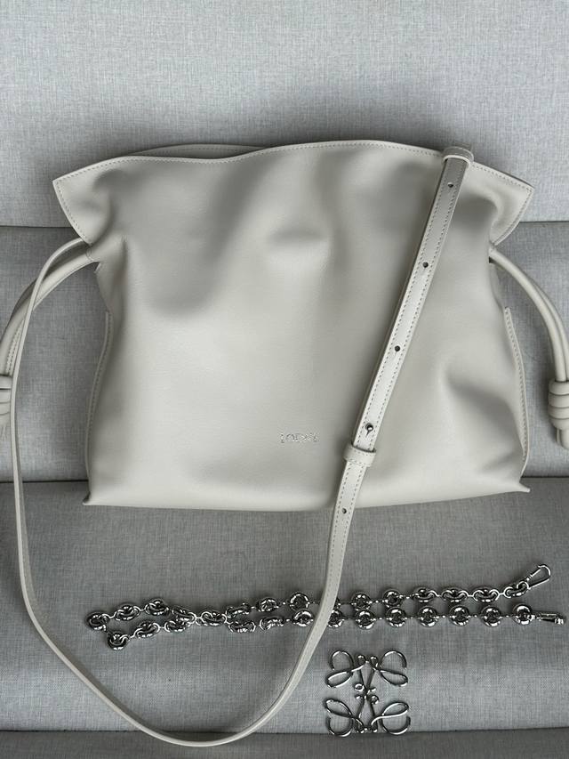 原厂皮 罗意威升级版flamenco 中号 新版本 盐白 俗称绳结包 选用柔软细腻小牛皮，采用拉绳收紧，并打上标志性的盘绕结，肩背、斜挎或手拿，可拆卸和可调式肩