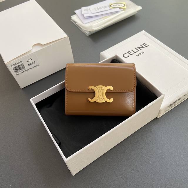 原厂皮 特级纯钢五金原厂皮 Triomphe亮泽皮皮革短款钱包 2024小赛 4个卡糟 2个贴袋 1个现金隔层 1个可拆卸拉链卡包,配按扣 编号:10L653D 原厂皮 特级纯钢五金原厂皮 Triomphe亮泽皮皮革短款钱包 2024小赛 4个卡糟 2个贴袋 1个现金隔层 1个可拆卸拉链卡包,配按扣 编号:10L653D