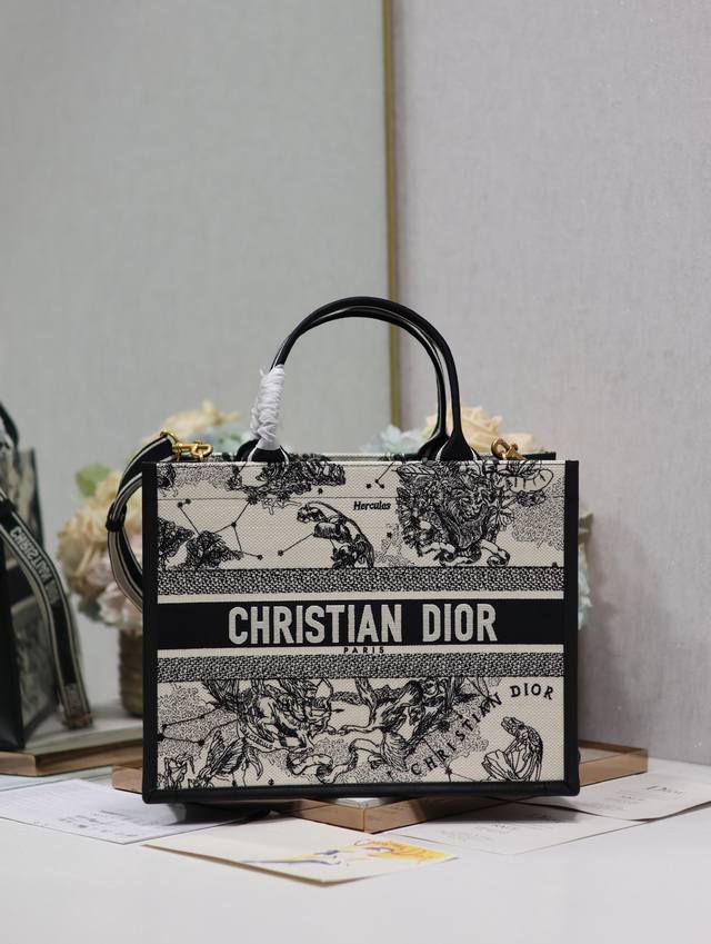 正品级 皮拼奶白星座配肩带 中号 Dior Book Tote 购物袋 这款book Tote手袋灵感来自女装创意总监玛丽亚 嘉茜娅 蔻丽 Maria Graz 正品级 皮拼奶白星座配肩带 中号 Dior Book Tote 购物袋 这款book Tote手袋灵感来自女装创意总监玛丽亚 嘉茜娅 蔻丽 Maria Graz