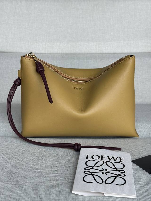 原厂皮 2024新款手包 沙漠黃 型号3045 亮面纳帕牛皮革 Knot T 亮面纳帕牛皮革手拿包，饰撞色绳结拉链头和腕带，设计时尚且多用。 顶部拉链开合 内部