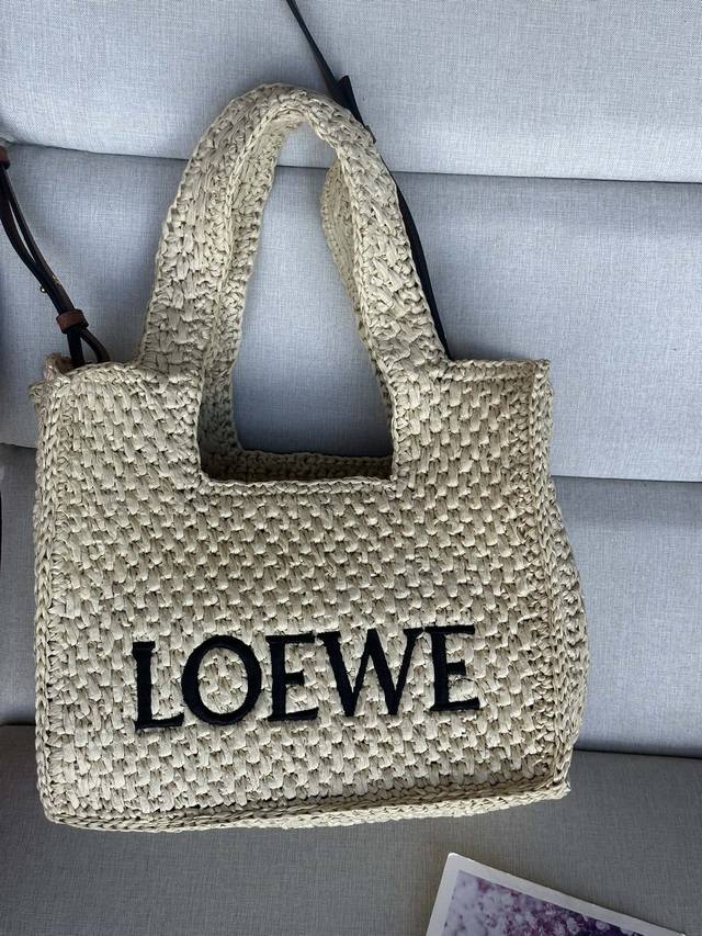 原厂皮 新品 中号酒椰纤维 Loewe Font Tote 手袋 30-20-15Cm Loewe Font Tote 是一款长方体手袋,饰有对比色 Loewe 原厂皮 新品 中号酒椰纤维 Loewe Font Tote 手袋 30-20-15Cm Loewe Font Tote 是一款长方体手袋,饰有对比色 Loewe