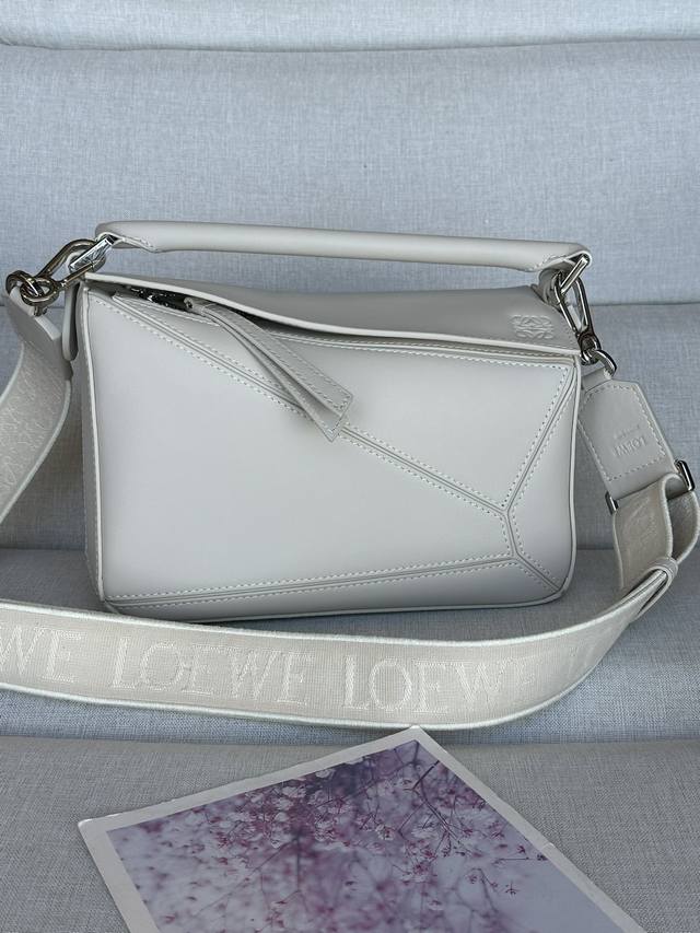 原厂皮 新品 7701 盐白 小号缎面牛皮革 Puzzle 手袋 Puzzle 手袋是创意总监乔纳森 安德森 Jonathan Anderson 为 Loewe 原厂皮 新品 7701 盐白 小号缎面牛皮革 Puzzle 手袋 Puzzle 手袋是创意总监乔纳森 安德森 Jonathan Anderson 为 Loewe